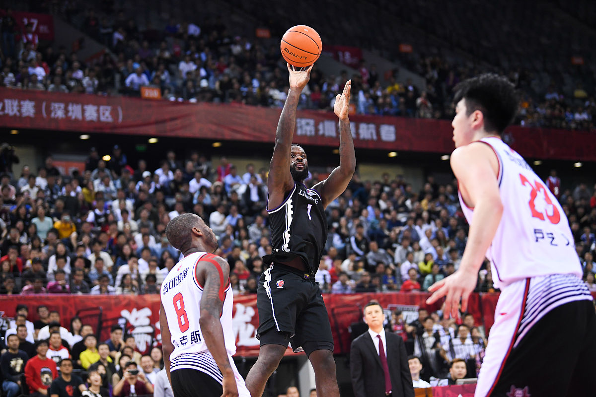 爱游戏登录-关于热火队战胜老鹰队，球员庆祝狂欢拥抱的信息