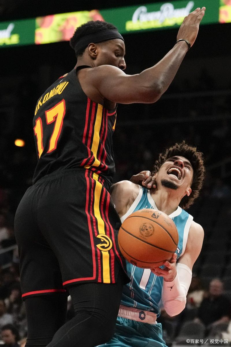 关于热火队战胜老鹰队，球员庆祝狂欢拥抱的信息