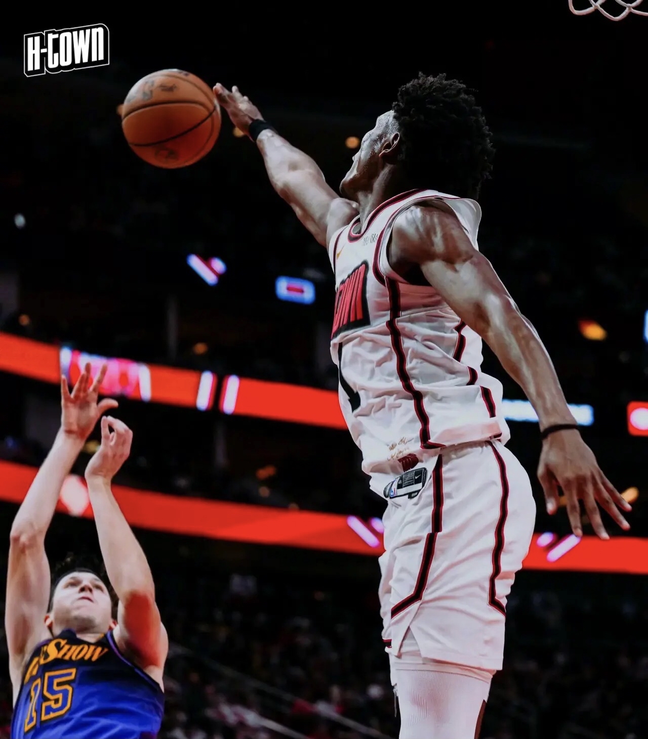 关于球队锋线犀利，攻守两端表现出色的信息