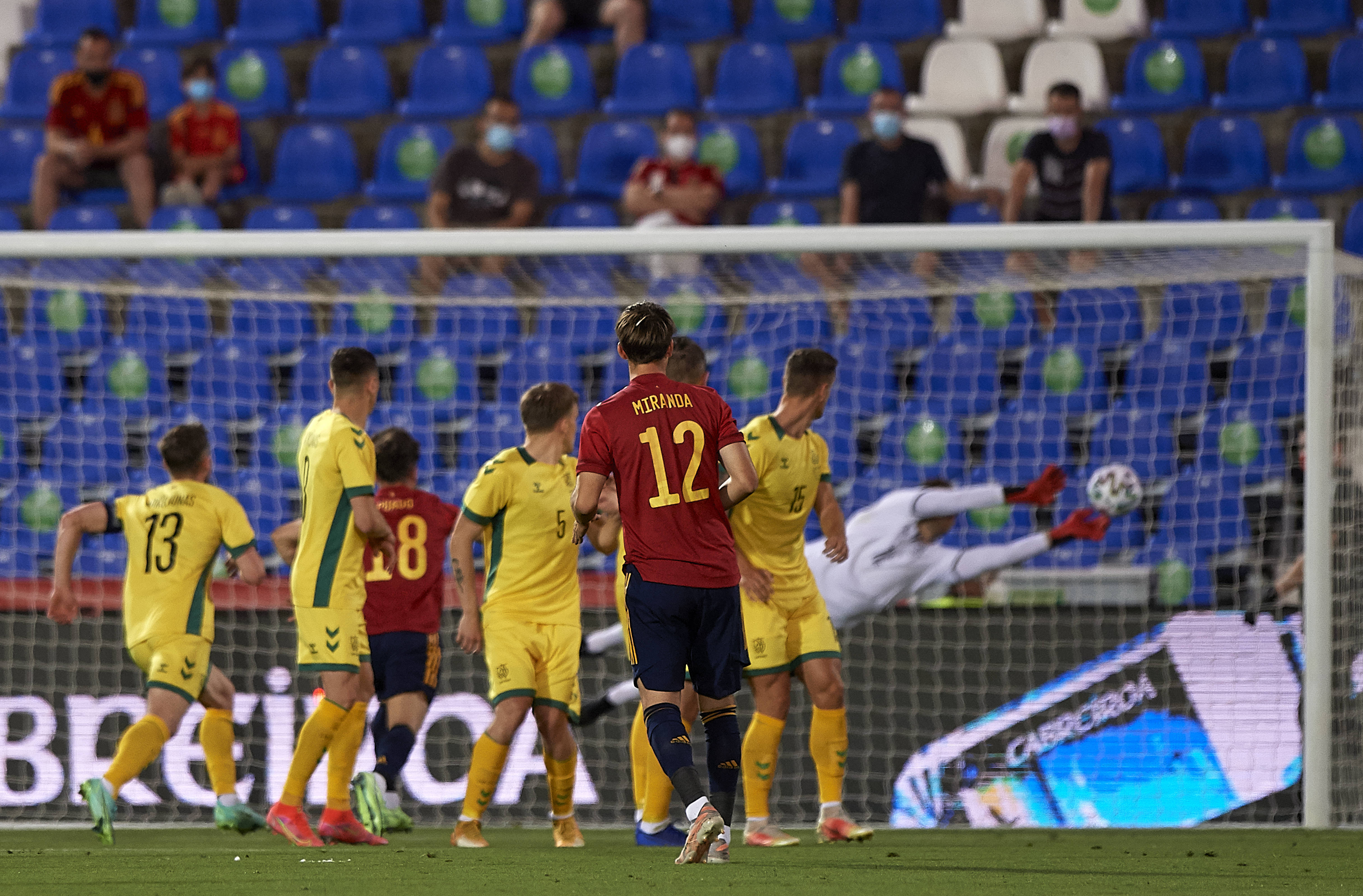 爱游戏体育官网-立陶宛队迎接与加拿大队的挑战，角逐激烈