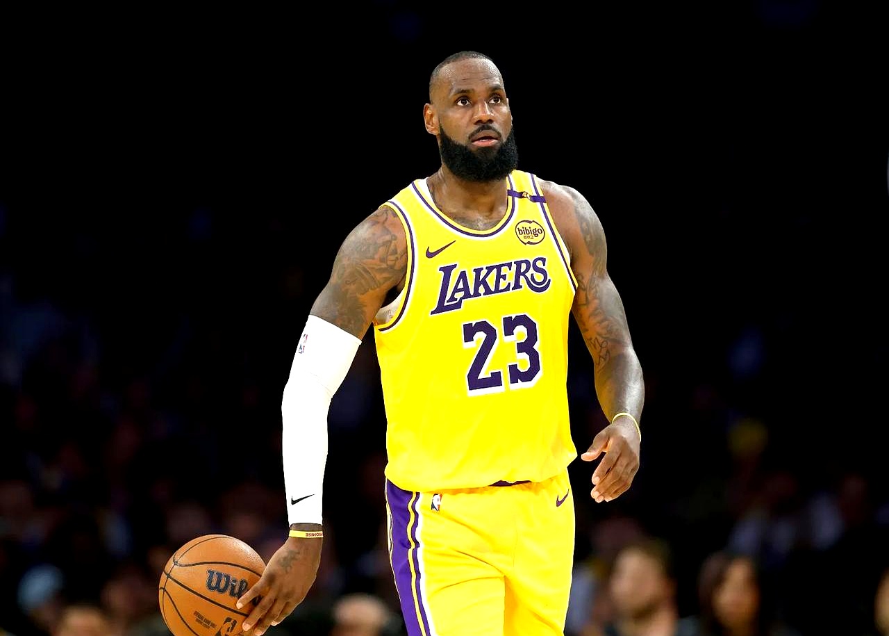 詹皇砍下40分带领湖人击败勇士